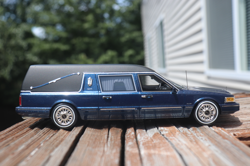 Illustration for article titled 1/43 Lincoln Town Car Landau Hearse